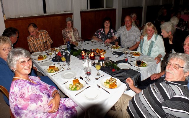 ‘n Gesellige oomblik tydens HaS se Jaareindfunksie